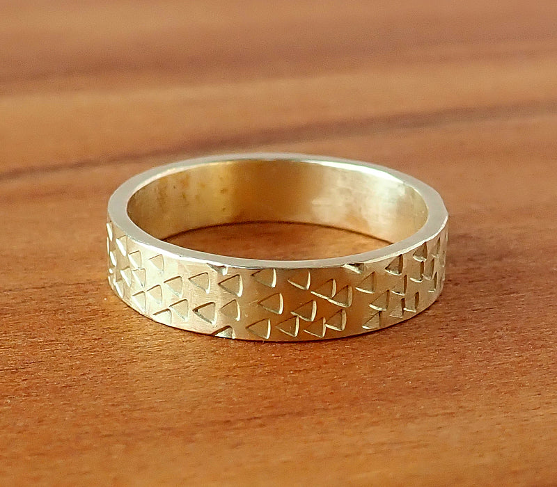 18ct Yellow Gold Punch Ring, Size K1/2